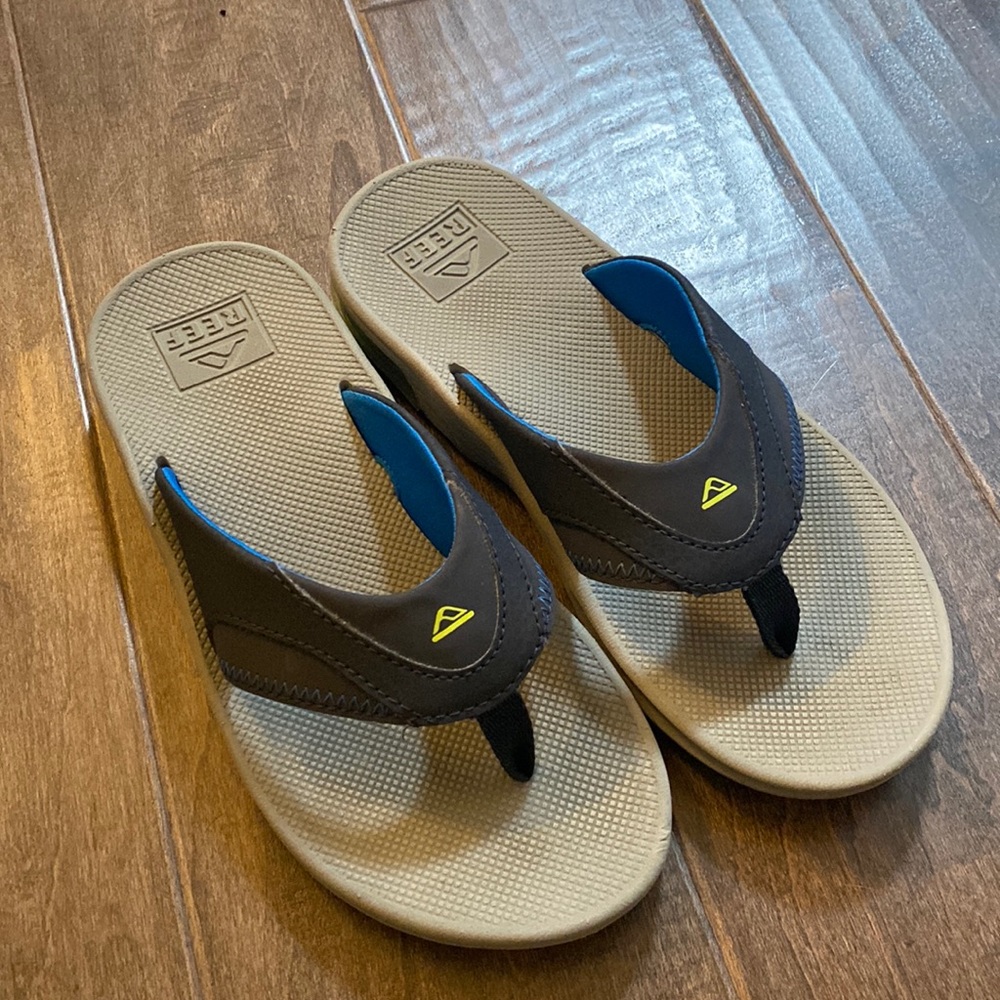 Navy Reef Youth Flip Flops Like New